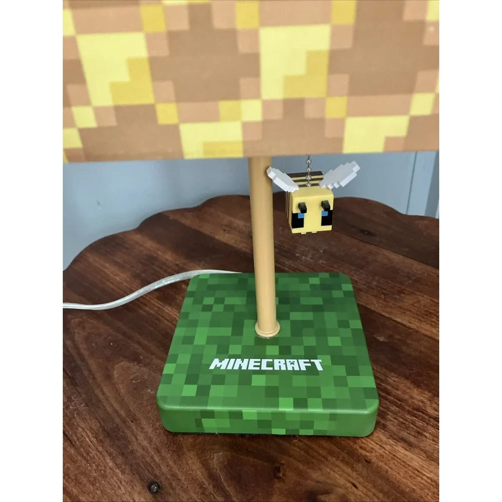 Minecraft  Beehive Block Lamp w/ Bee Lamp Pull 14